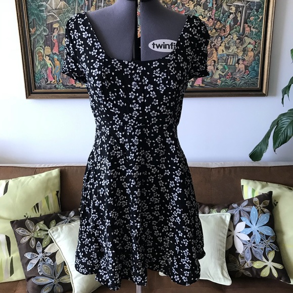 Forever 21 Dresses & Skirts - Crossback floral short sleeve skater mini dress L